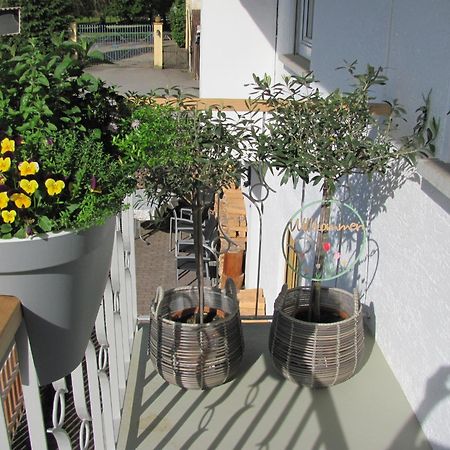 #1Gemuetliches Ruhiges Sonniges Balkonzimmer Mit Gemeinschaftsbad W-Lan Airport Nah Late Night Check In Haus Nr 9,5 Trunkelsberg Bagian luar foto