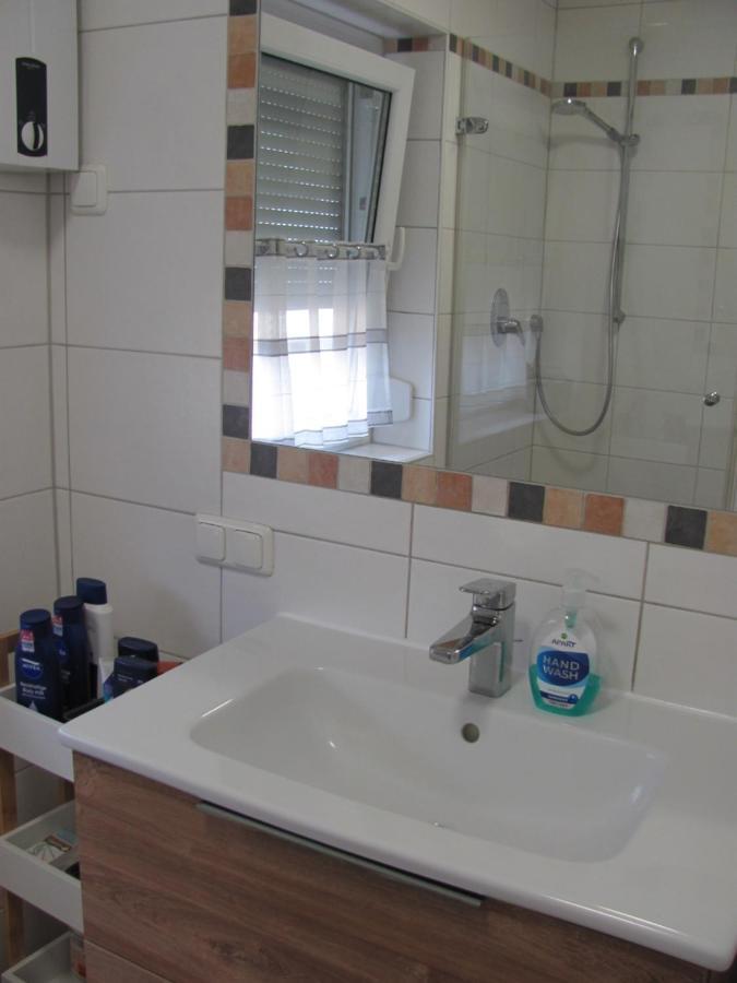 #1Gemuetliches Ruhiges Sonniges Balkonzimmer Mit Gemeinschaftsbad W-Lan Airport Nah Late Night Check In Haus Nr 9,5 Trunkelsberg Bagian luar foto